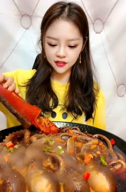 网红小姐姐吃鸡排视频,美味诱惑引网友热议！