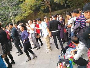 网红大姐在公园唱歌跳舞,用歌声和舞蹈点燃生活热情