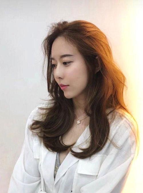 网红烫爆炸头发,惊险瞬间引关注